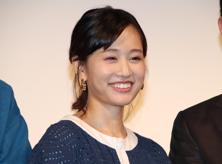 组图:前田敦子出席电影活动 穿蓝色镂空长裙魅力四射