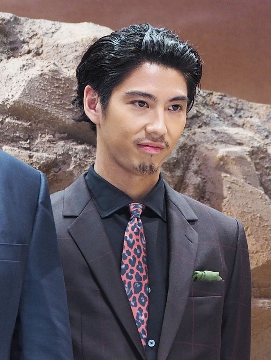 组图贺来贤人担任日版狮子王配音梳背头尽显成熟气质