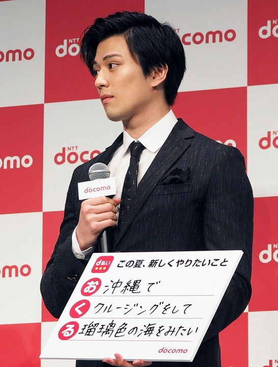 组图:新田真剑佑出席手机新品发布会 身穿黑色西装挺拔立派