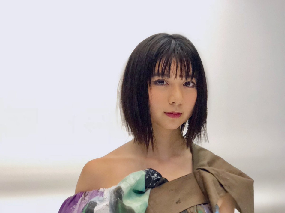 组图:上白石萌歌获日本奥斯卡新人奖 礼服展现成熟风范