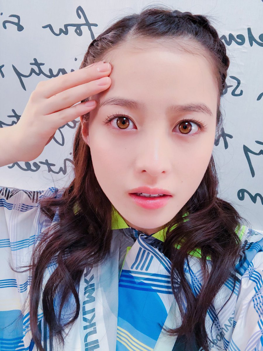 组图:桥本环奈露额头自拍 肌肤水嫩古灵精怪