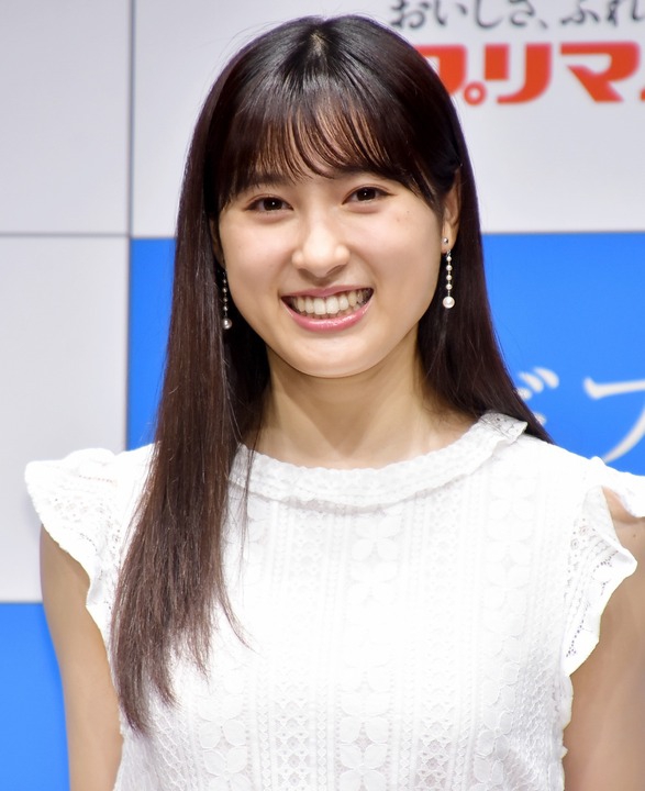 组图土屋太凤出席广告发布会穿无袖白色长裙甜美可爱