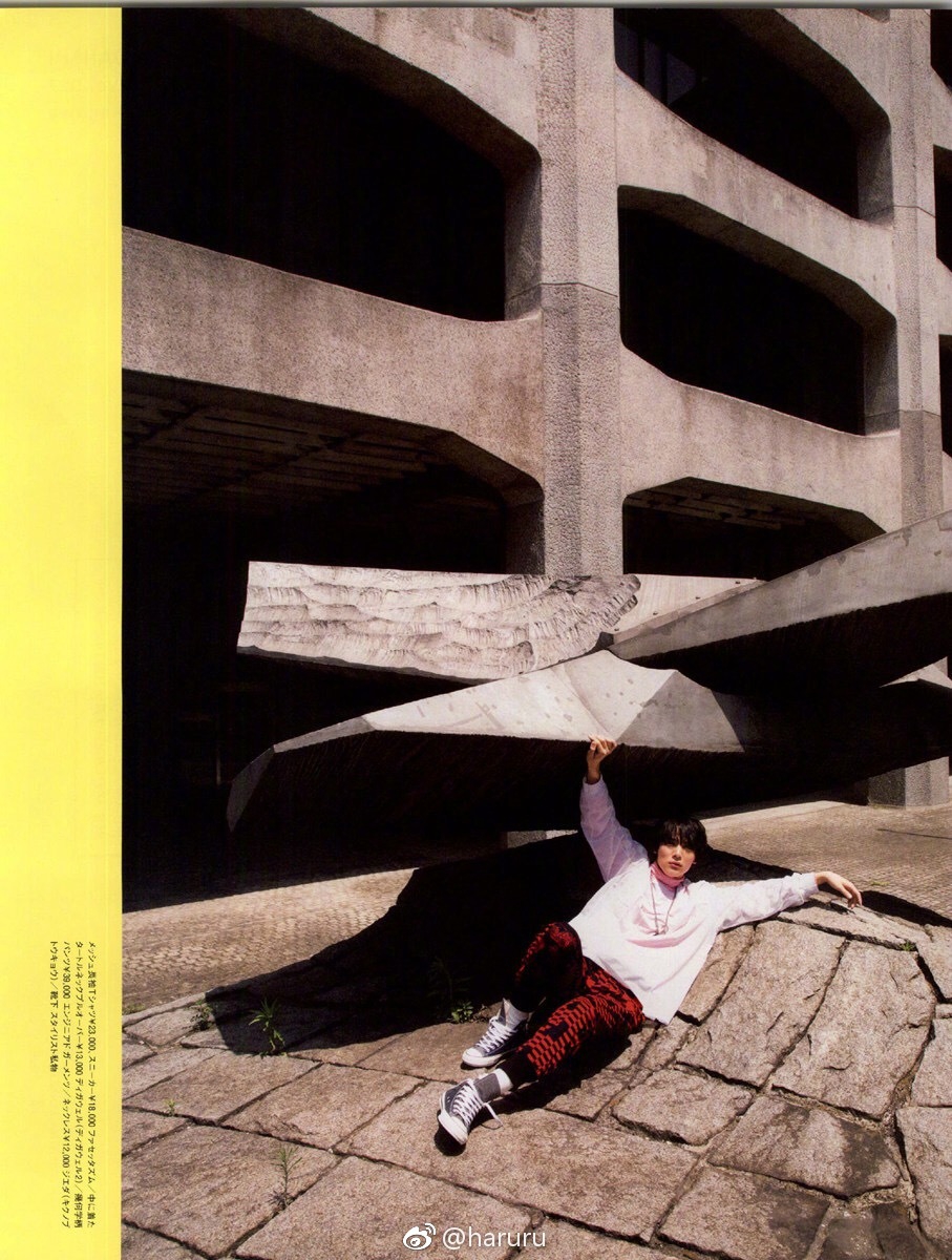 组图:日本演员中川大志拍摄杂志 身着潮装慵懒帅气