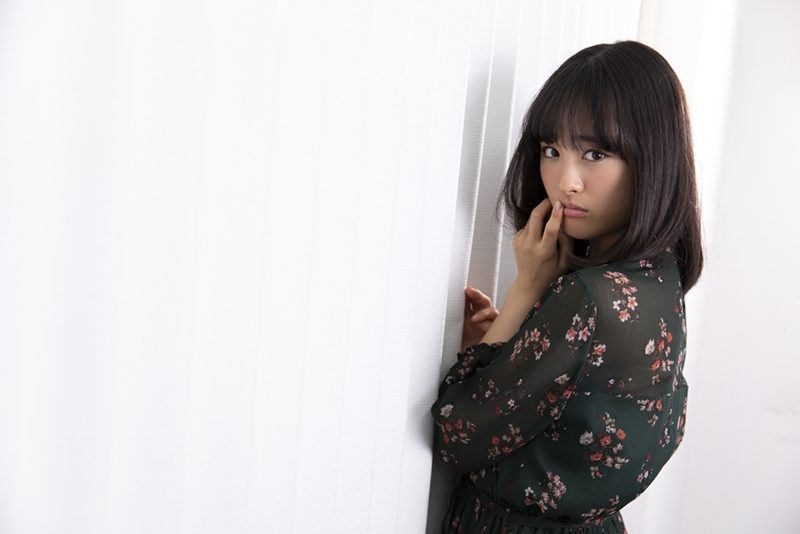 组图:大友花恋拍摄文艺写真 碎花黑色连衣裙羞涩感十足_高清图集_新浪