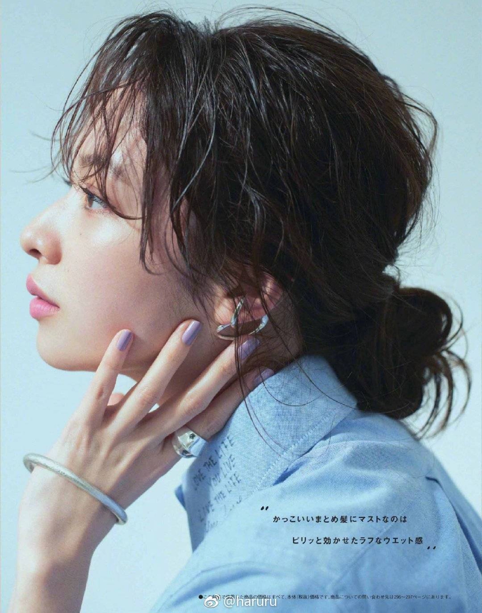 组图森绘梨佳拍摄日杂写真打造时髦慵懒感发型