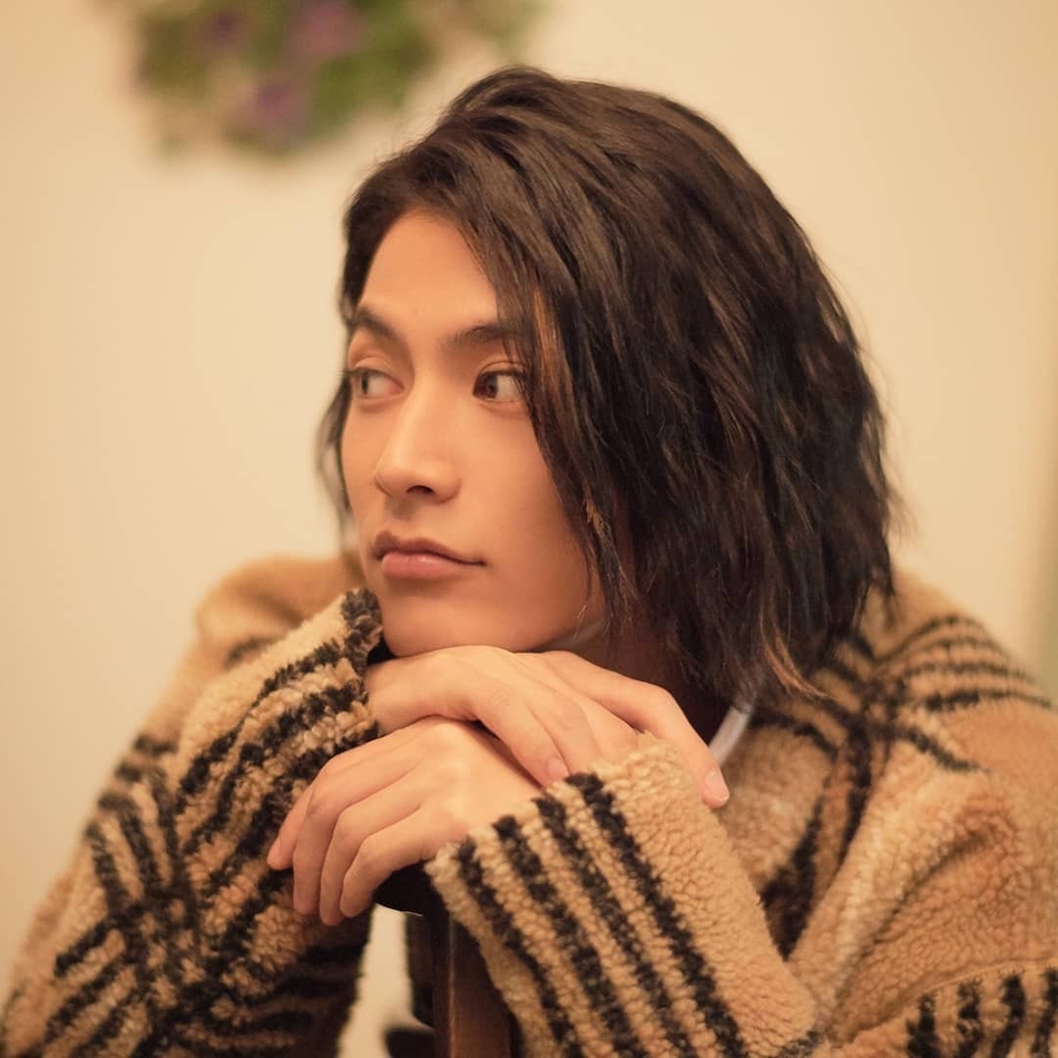 组图:渡边圭佑接受网站采访 长绒羊毛衫穿出暖男范儿_高清图集_新浪网