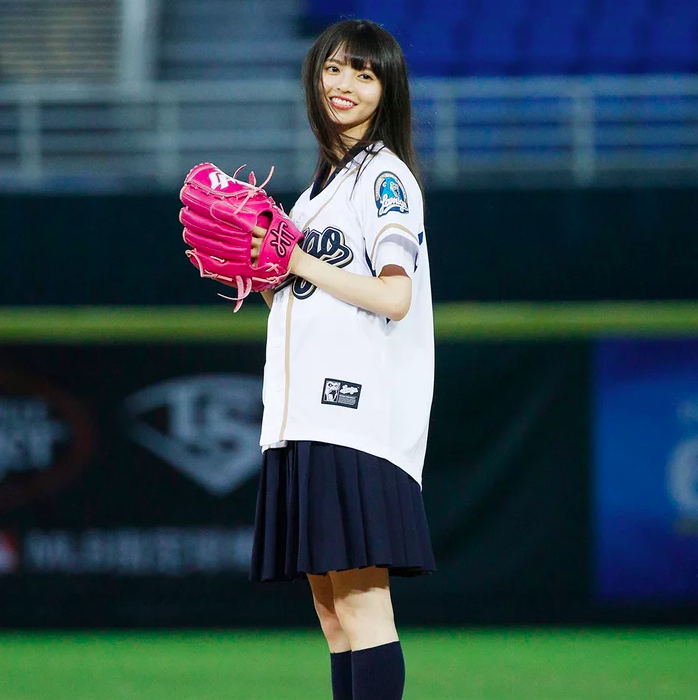 组图:乃木坂46斋藤飞鸟亮相台湾棒球赛 担任开球嘉宾_高清图集_新浪网