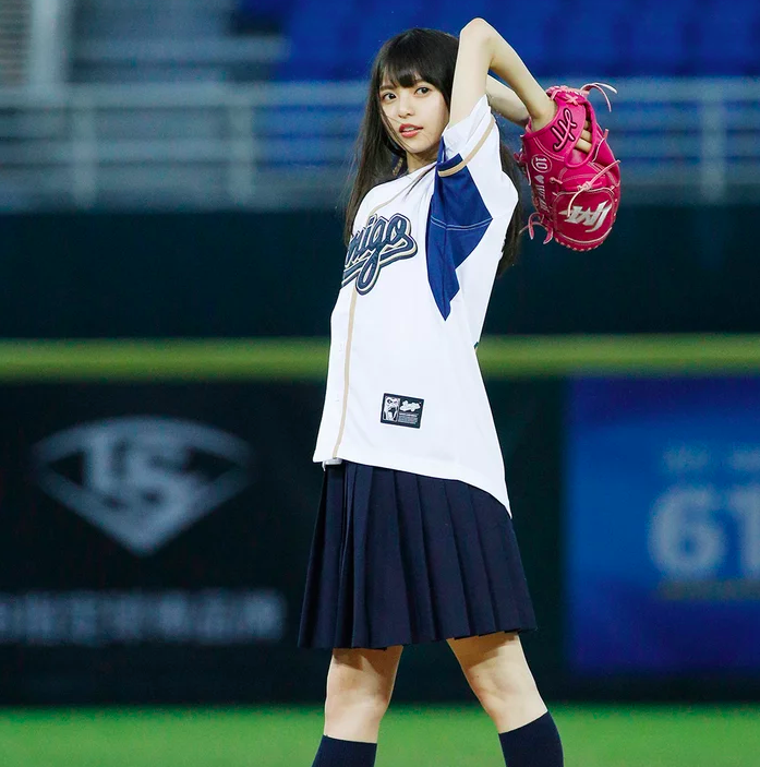 组图:乃木坂46斋藤飞鸟亮相台湾棒球赛 担任开球嘉宾