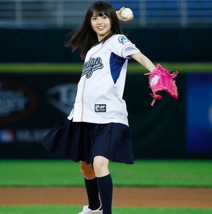 组图:乃木坂46斋藤飞鸟亮相台湾棒球赛 担任开球嘉宾
