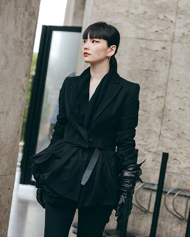 组图:模特秋元梢参加时尚活动 吐舌比剪刀手展现反差萌