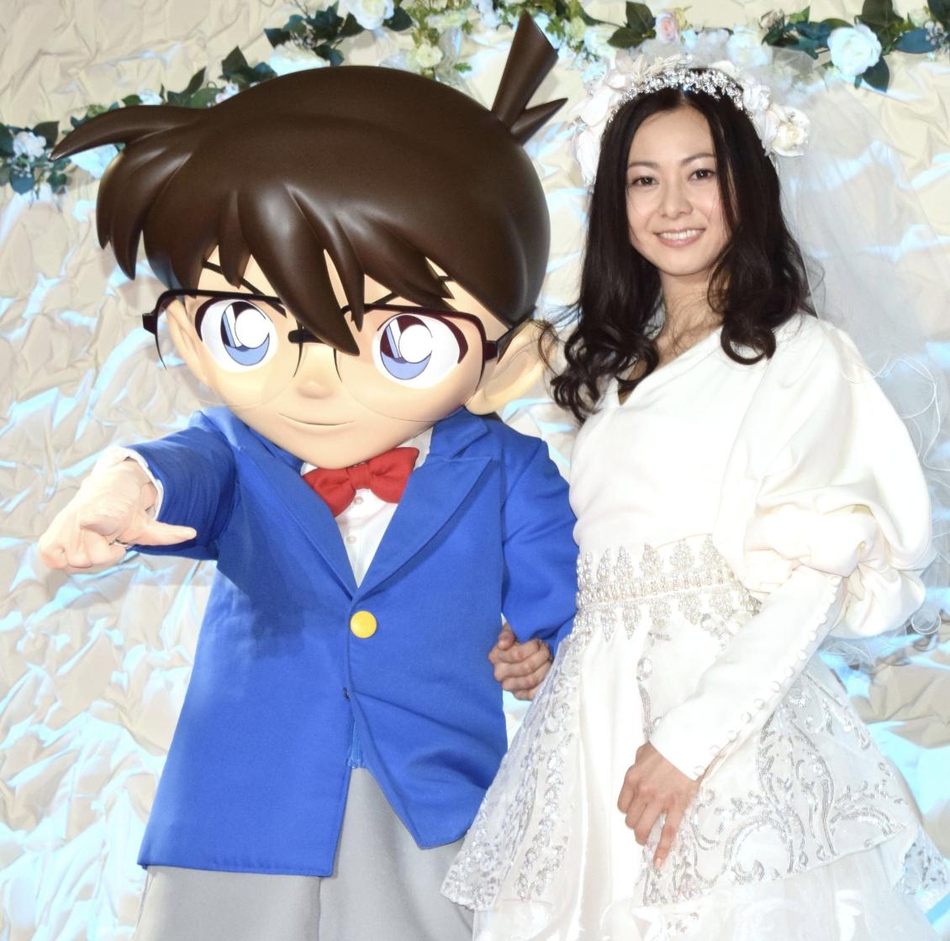组图:仓木麻衣婚纱出席柯南活动 惹粉丝尖叫超级美