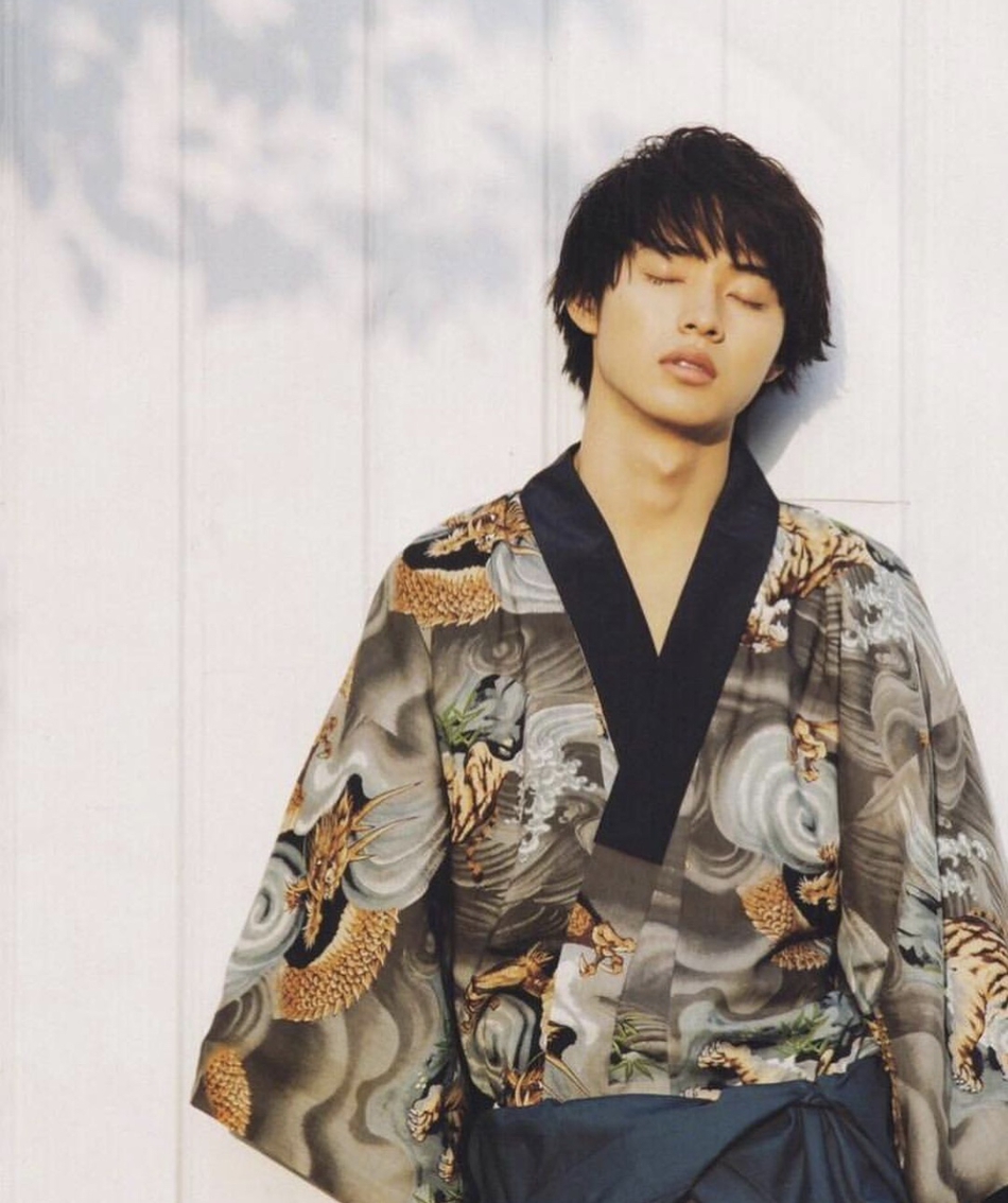 组图:山崎贤人杂志旧图重引热议 着印花和服少年感满分