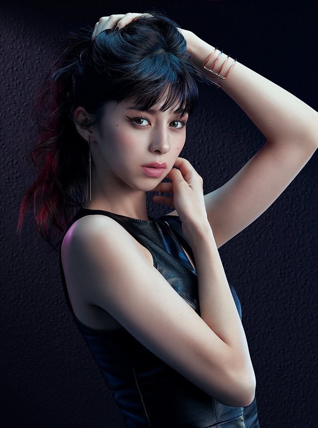 组图:中条彩未拍摄彩妆大片 上扬眼线魅力难挡