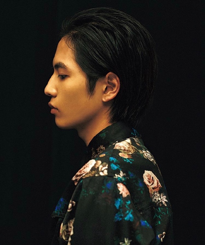 组图:志尊淳拍摄杂志封面 展现忧郁文艺范