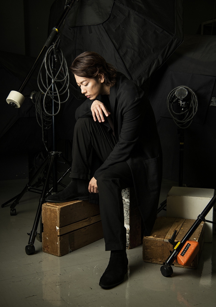 组图:佐藤健长发拍摄全黑大片 浑身笼罩艺术气息