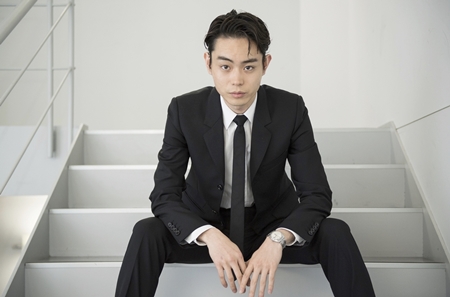 组图:菅田将晖谈配音工作 着黑色西装精英感十足