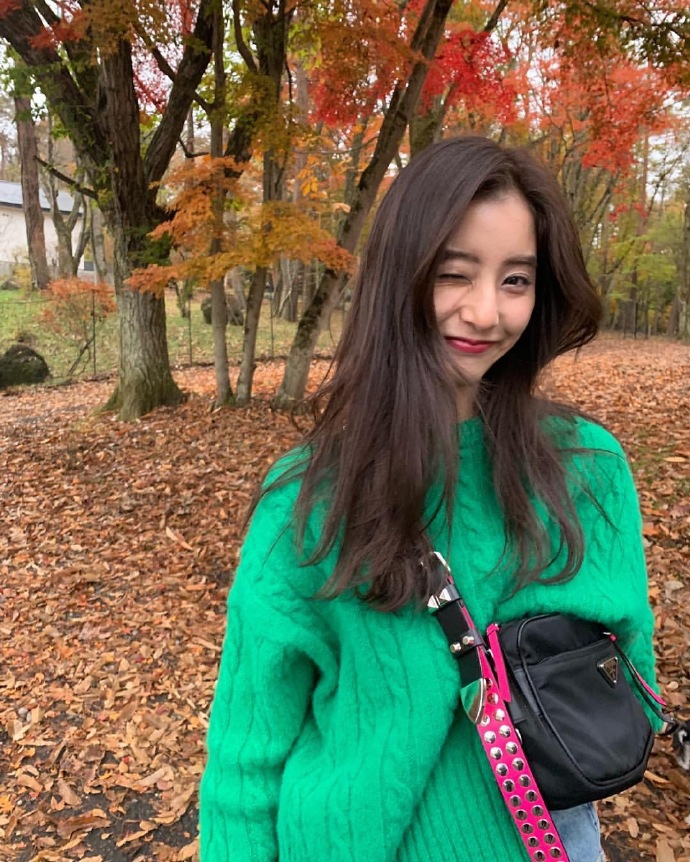 组图:新木优子晒生活私照 身着绿毛衣赏秋人比景美_高清图集_新浪网