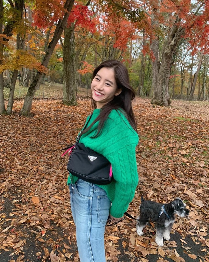 组图:新木优子晒生活私照 身着绿毛衣赏秋人比景美_高清图集_新浪网