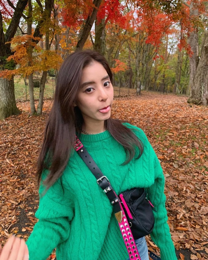 组图:新木优子晒生活私照 身着绿毛衣赏秋人比景美_高清图集_新浪网