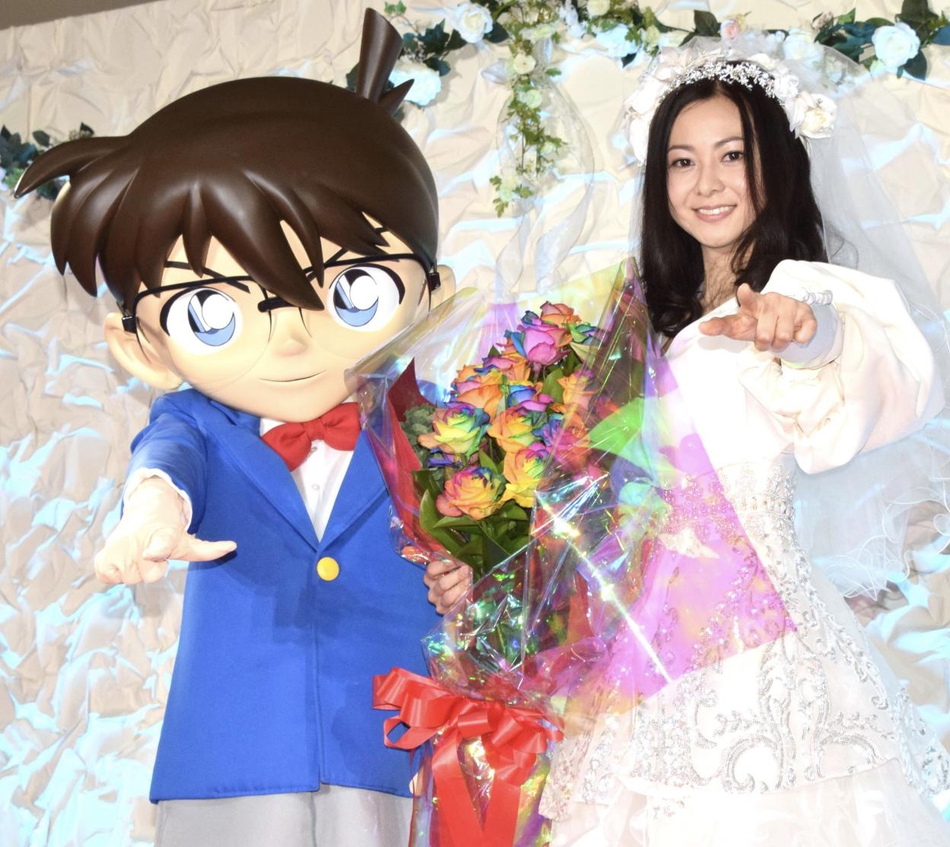 组图:仓木麻衣婚纱出席柯南活动 惹粉丝尖叫超级美