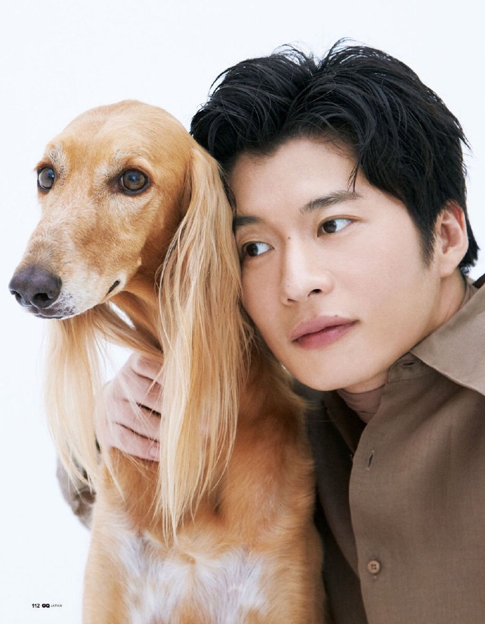 组图:田中圭登杂志封面 小狗成拍摄搭档