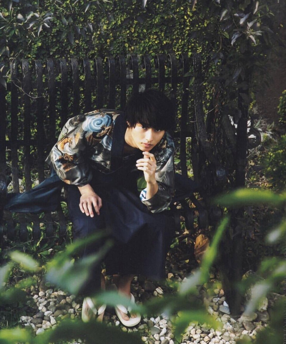 组图:山崎贤人杂志旧图重引热议 着印花和服少年感满分