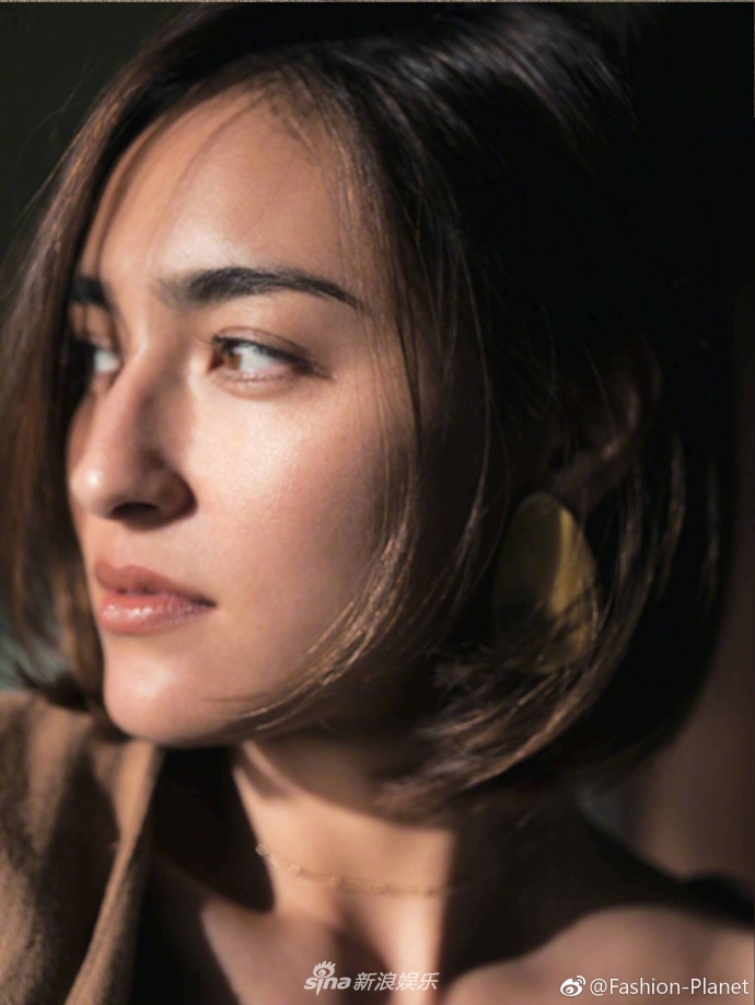 组图:模特长谷川润拍摄大片 亲近自然随性大气_高清图集_新浪网