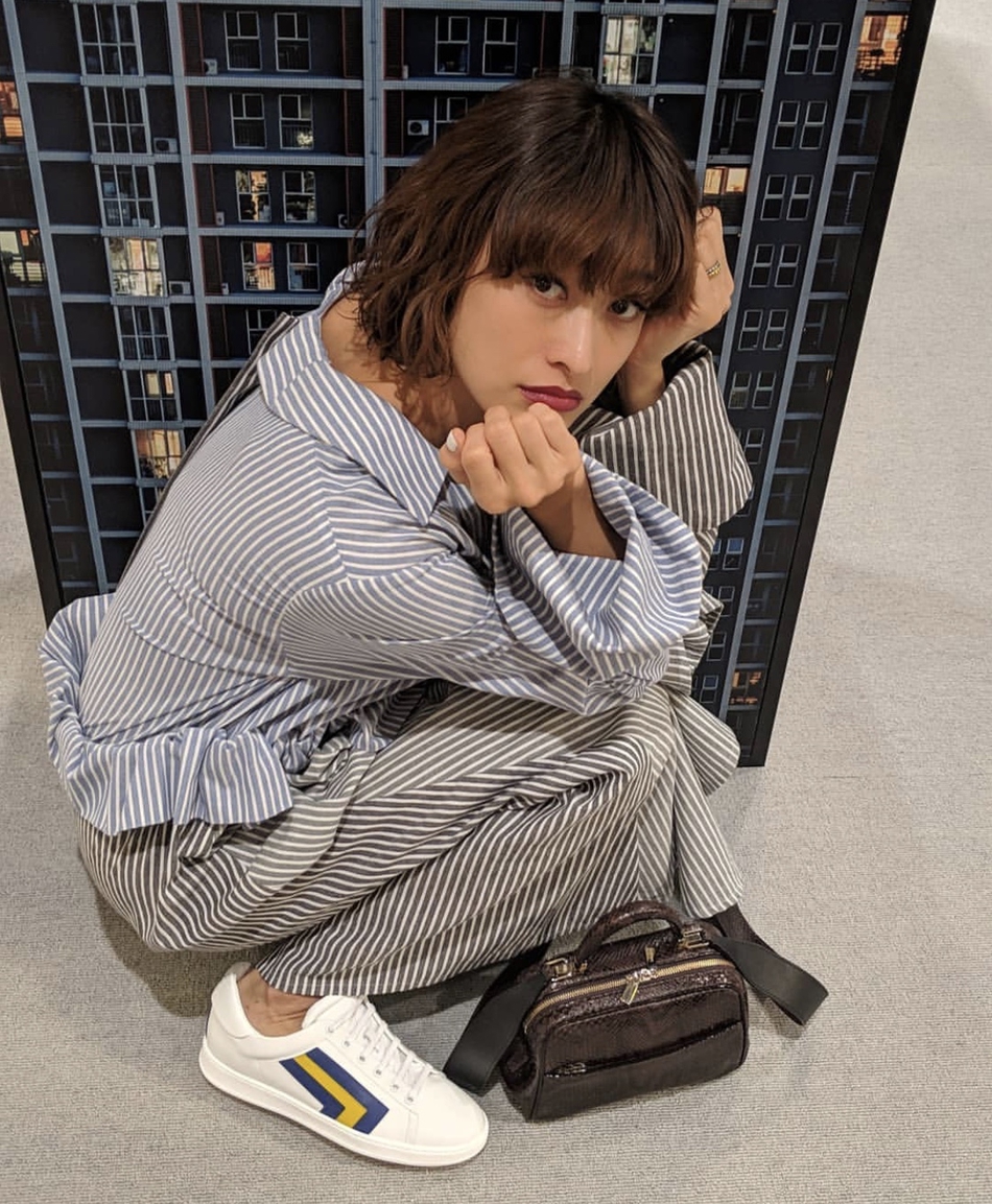 组图:山田优instagram晒照片 轻松驾驭条纹搭配