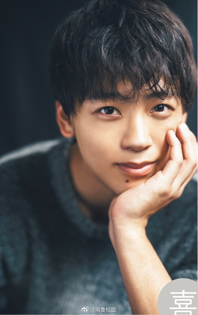 组图:竹内凉真展现喜怒哀乐表情 灰色毛衣男友感十足