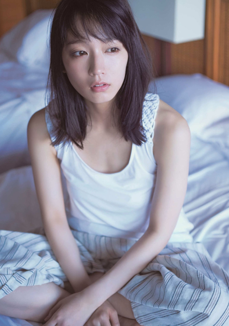 组图女星吉冈里帆拍摄夏日写真海边嬉戏活力十足