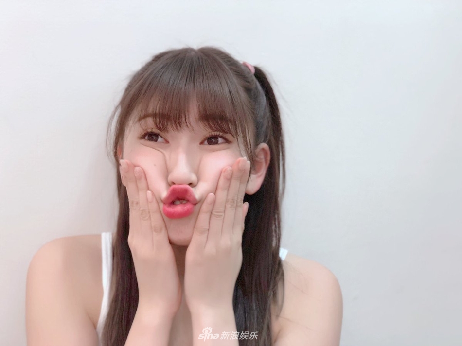 nmb48吉田朱里扎双马尾 频做鬼脸卖萌