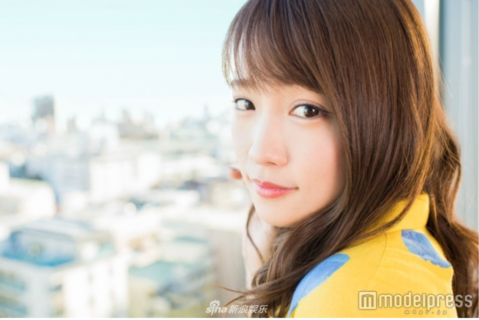 组图:日本女星川荣李奈拍摄写真 清新裙装乖巧可爱