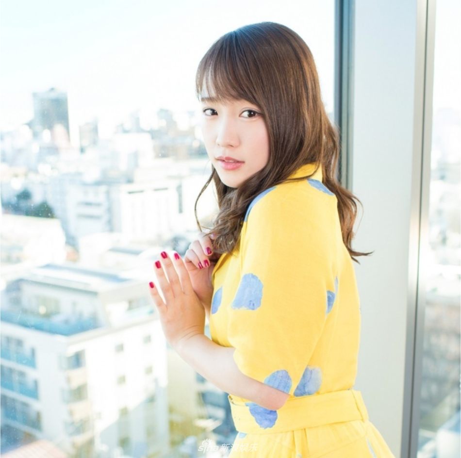 组图:日本女星川荣李奈拍摄写真 清新裙装乖巧可爱
