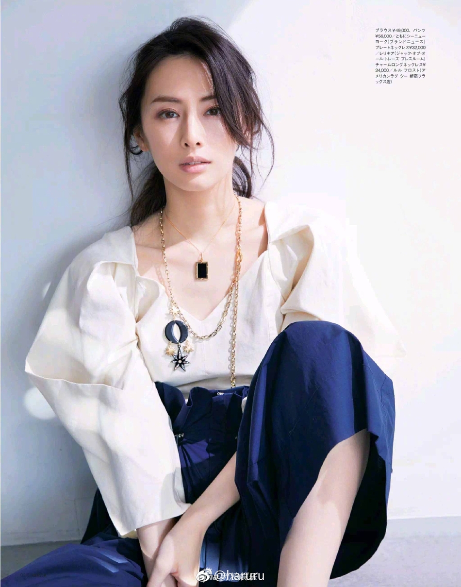 组图:北川景子登上杂志封面 气质优雅大气展现熟女魅力