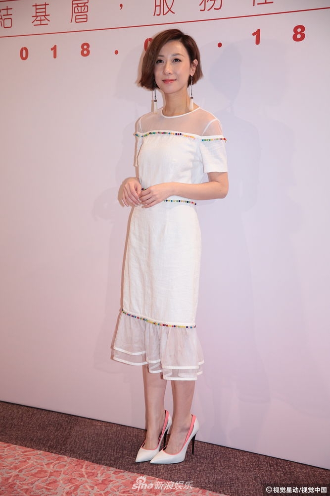 组图:泳儿着白色连衣裙现身 自曝新年将携男友出游