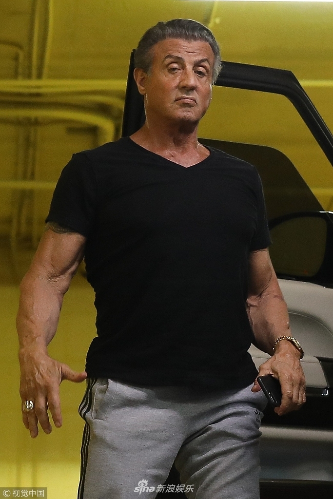 组图:71岁史泰龙肌肉线条依旧健美 现身车库挥手似大哥大