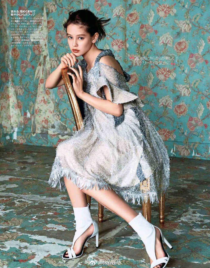 组图:日本模特emma拍摄杂志写真 身穿大牌复古奢华