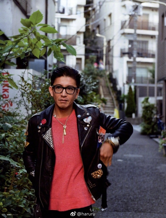 组图:木村拓哉皮衣上身拍写真 黑框眼镜显成熟帅气