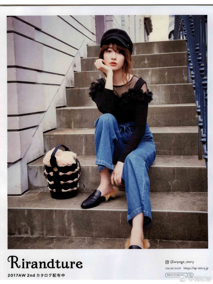 15:37:22 3 / 4 新浪娱乐讯 小嶋阳菜近日一身兔女郎装扮登上某杂志