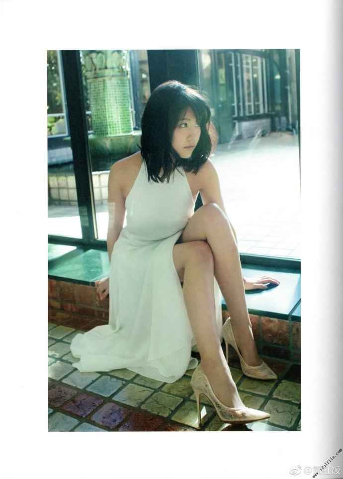 组图:有村架纯登封面露美背 高开叉长裙秀修长美腿