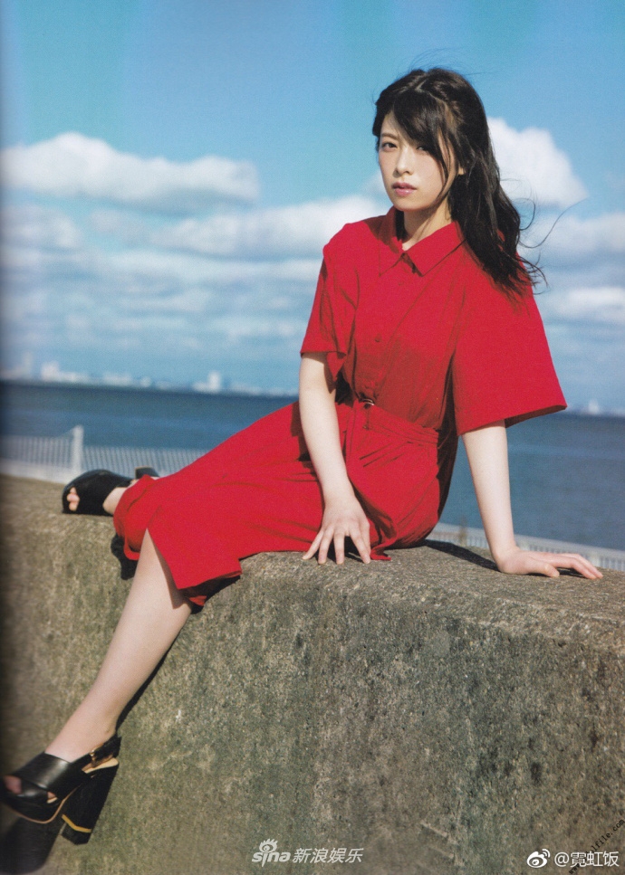 组图:斋藤冬优花拍摄唯美大片 复古红裙风情万种