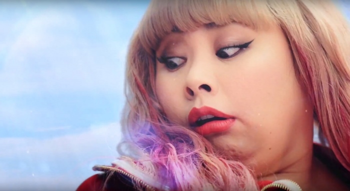 组图:ins女王渡边直美新广告曝光 云端弹吉他视觉效果强