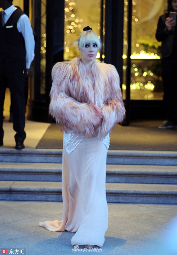 新浪娱乐讯 意大利米兰当地时间2018年1月18日,lady gaga粉色缎面长裙