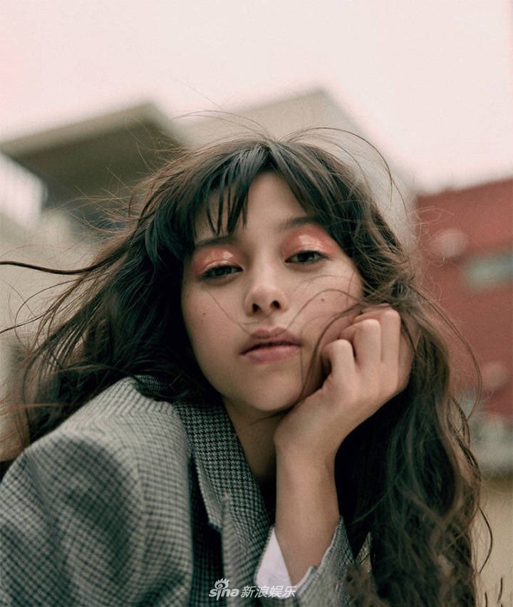 组图:模特中条彩未拍时尚大片 冷漠高级脸表现街头范