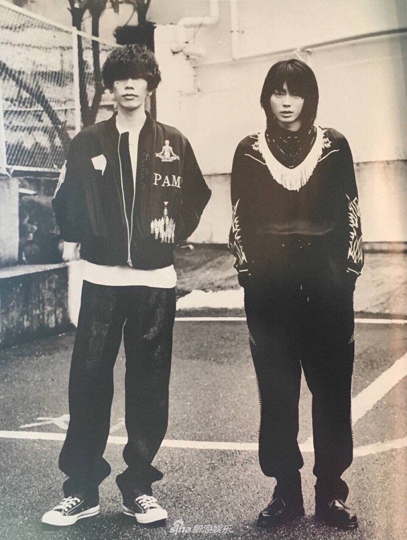 组图:菅田将晖米津玄师拍摄黑白大片 互搂肩膀很有爱