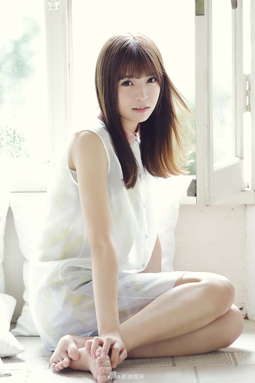 欅坂46小林由依居家写真曝光 透明感溢出屏幕