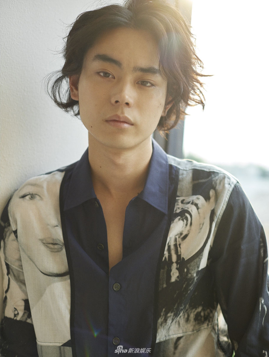 组图:菅田将晖拍摄写真大片 侧脸完美颓废感十足