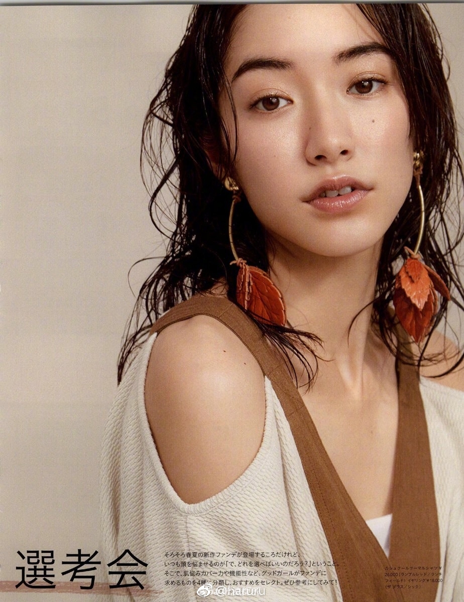 组图:模特吉田沙世拍美妆大片 高级脸打造质感妆容