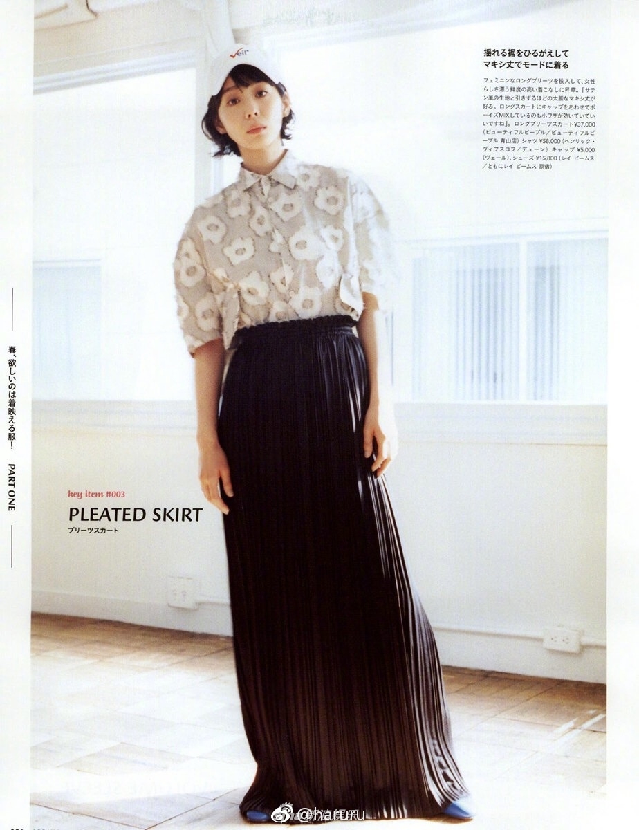 新浪娱乐讯 日前日本女星夏帆身穿美裙登上杂志内页大片,演绎春季时尚