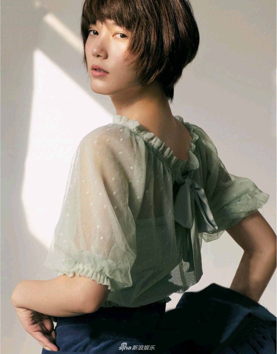 组图:本田翼拍摄复古写真 雪纺春装穿出少女气息